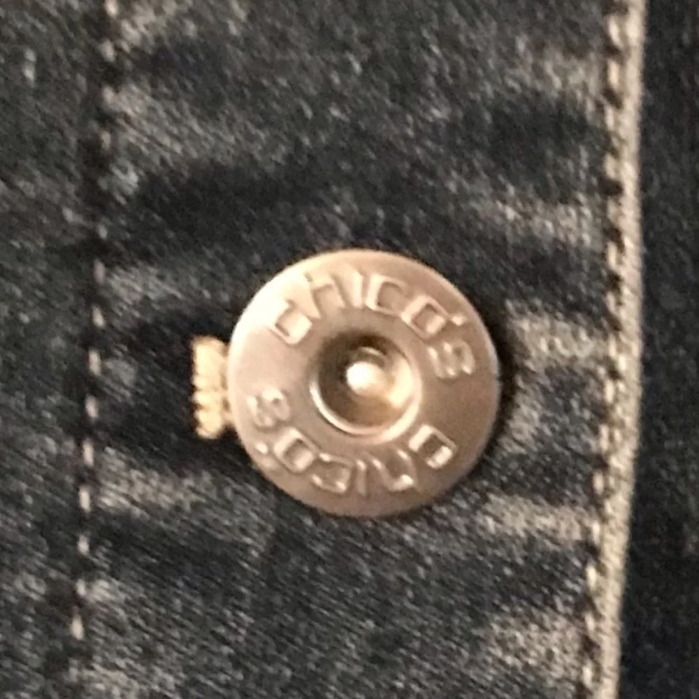 Chico’s Denim Jean Denim Jacket with Embellished Collar Chico Size 1 or size 8 - Picture 2 of 7